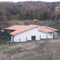 ... in hiše ob Obalnem zavetišču za pse v Dvorih pri Sv. Antonu 