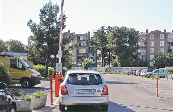Zapornica, ki jo je koprsko okrožno sodišče postavilo pred približno dvema letoma, ostaja, prav tako betonska korita