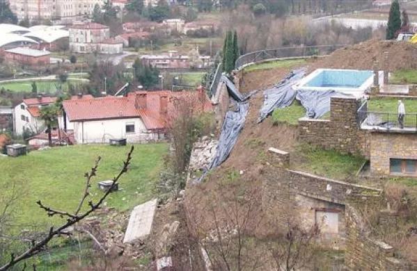 Zid ni zdržal, k sreči pa ni nevarnosti za cesto, hiše in zbiralnik pod njim 