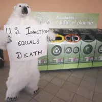 Aktivist Sierra Cluba oblečen v polarnega medveda z napisom “Nedejavnost ZDA pomeni smrt”.