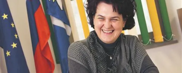 Darja Hauptman: “Če sem se prej bolj športno oblačila, sem zdaj vedno v krilu. Zavedam se namreč tega, da sem ženska v politiki. Žal nas še ni prav veliko, a upam, da bo kmalu drugače.”