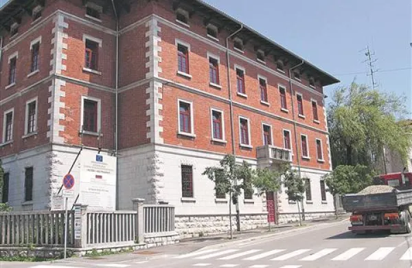 Stavbo, v katero naj bi se preselil Notranjski muzej, je občina dobila od države prav za namene muzeja, tudi evropski denar za  obnovo je dobila v ta namene; a naj bi se vanjo vselil tudi zavod Znanje