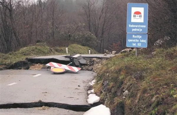 Plaz Stogovce je v četrtek odnesel še 200 metrov  ceste  pod zajetjem Skuk 