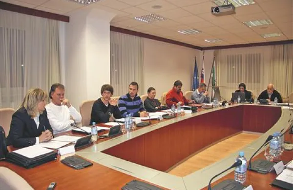 Imenovanje članov odborov in komisij je pokazalo, kako se bodo - najverjetneje - razdelile politične moči v občinskem svetu občine Hrpelje-Kozina. Skrajno levo je Breda Filipovič, skrajno desno župan Zonko Benčič Midre.