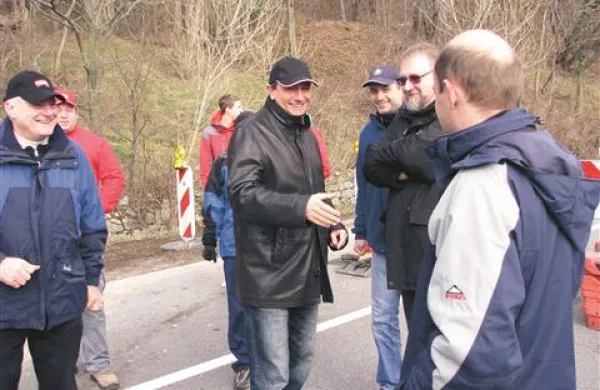 Premier Borut Pahor se je na poti na volišče ustavil pri plazu