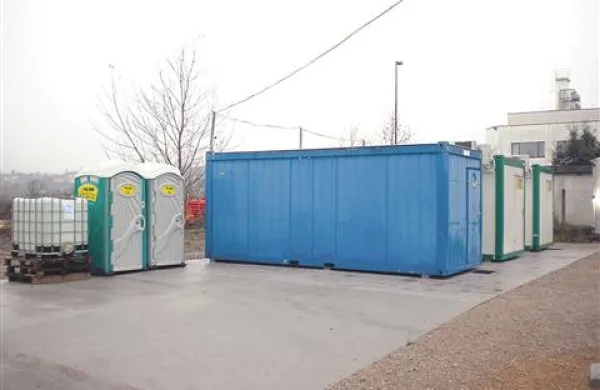 Brezdomci imajo na voljo po šest postelj v vsakem bivalnem zabojniku,v  tretjem zabojniku pa je pisarna