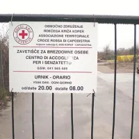 Zatočišče je ograjeno. Izven “delovnega” časa so vrata zaklenjena.