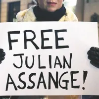 Demonstracije pred britanskim veleposlaništvom v četrtek v Budimpešti. Podporo Assangeu so  isti dan izrazili tudi protestniki v New Yorku.