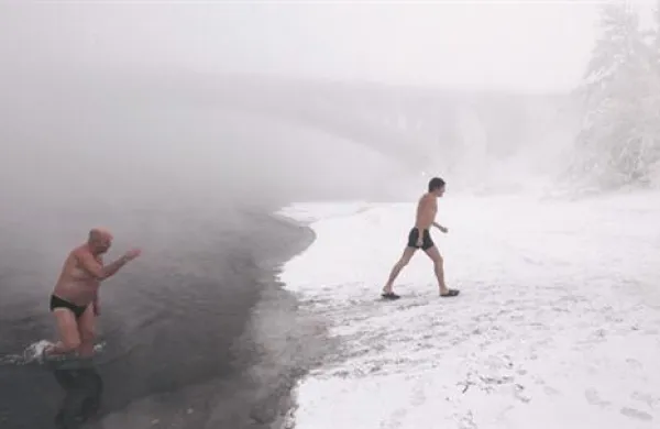 Rusi za odpornost skrbijo s hladno kopeljo.