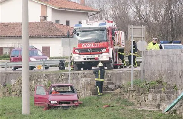 Da bi rešili ukleščenega sopotnika, so morali gasilci razrezati avto