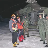 Bovška gorska reševalca s pilotoma in tehnikom vojaškega helikopterja, ki so si morali za polet proti Brniku nadeti posebne instrumente za nočno letenje