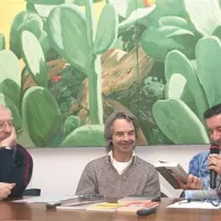 Nad videzom italijanske izdaje so bili navdušeni (z leve) tako psihiater in publicist Peppe Dell'Acqua in urednik tržaške založbe Beit Paolo Budinich kot  avtor romana Brane Mozetič 