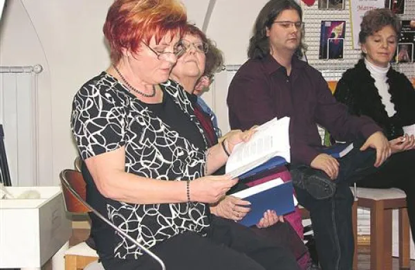  Slavica Uršič (spredaj) o osamelcu med osamelci
