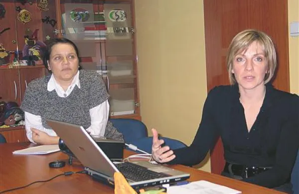 Rejništvo na Postojnskem sta predstavili (z desne): Patricija Može, direktorica Center za socialno delo Postojna, in  Manuela Kontelj Fajdiga, strokovna sodelavka