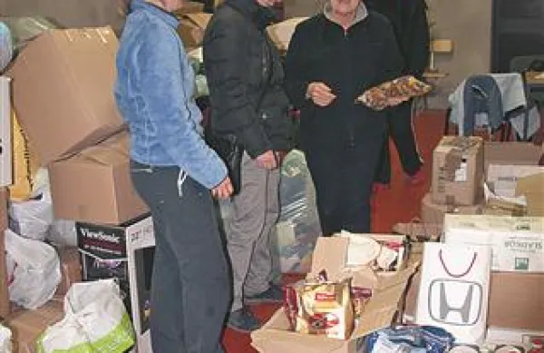 Tako je bilo v skladišču krajevne skupnosti Štorje v soboto zvečer, ko so Ivica Podgoršek, Kristina Milharčič, Petra Weber in Katja Skok pregledale darovano pomoč. Prvi kombi društva Mali princ je prišel po zbrano že včeraj, naslednje prevoze bodo opravili v prihodnjih dneh.