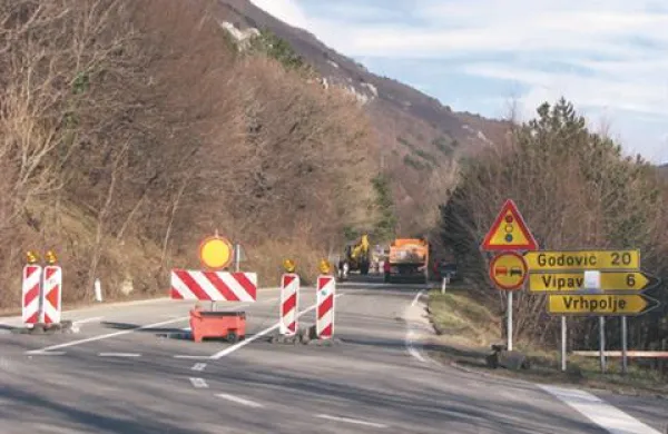 Zaradi nevarnosti plazu Znosence je na cesti od četrtka veljala popolna zapora prometa.