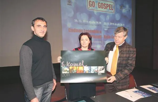 Koledar z deli   Silvestra Komela so predstavili (z leve) Boštjan Komel,  Pavla Jarc in Igor Komel.  