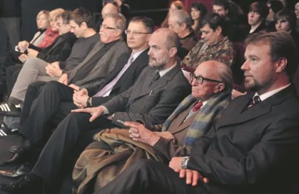 Film si je z zadovoljstvom ogledal tudi tržaški pisatelj Borut Pahor in dejal, da bi moral film romati po šolah.