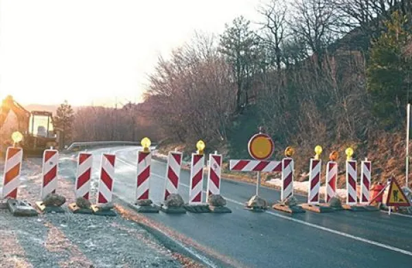 Na regionalni cesti Col-Ajdovščina je od četrtka veljala popolna zapora prometa.