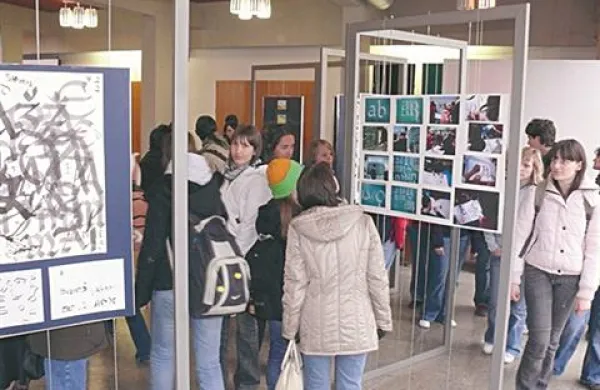Interesentom za vpis bodo učitelji nudili informacije o šolskem programu. (Fotografija je simbolična.)
