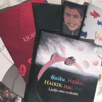 Haikuji osnovnošolcev vsako leto izidejo v lični knjižici, ki jo v sodelovanju izdata OŠ Franceta Bevka in Literarni klub Tolmin, ureja pa jo Jože Štucin