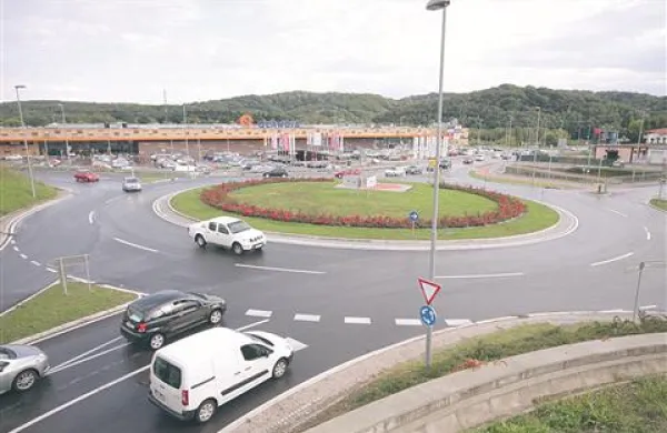 Krožišče na Grčni so zgradili pred dvema letoma, vrnitev zemljišč pa je še pod vprašajem 