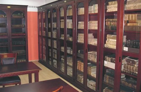V novih knjižnih  omarah na domoznanskem oddelku hranijo njihovo zelo dragoceno zbirko Rara in pa zbirko antifonarijev. Pet omar s knjižno dediščino zbirke Rara je tudi na oddelku italijanike.