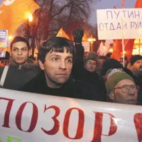 V nedeljo so nasprotniki sedanjega režima protestirali  z napisi Za Rusijo brez Putina. 
