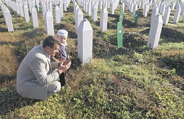 Pokol v Srebrenici, kjer naj bi bilo več kot 8000 žrtev, velja za enega največjih genocidov po drugi svetovni vojni.