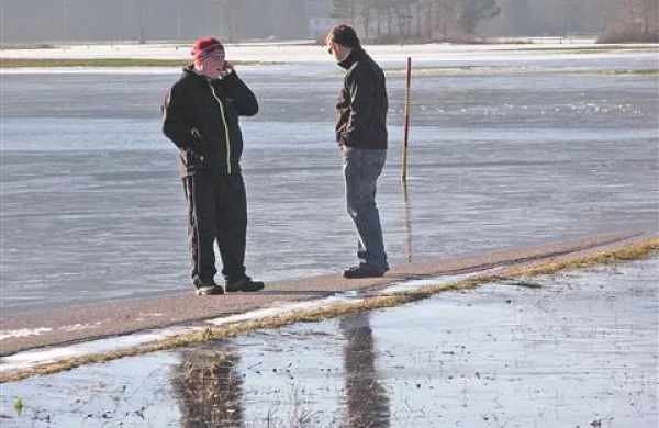 Zadložani zdaj ujeti v zaledenelo jezero