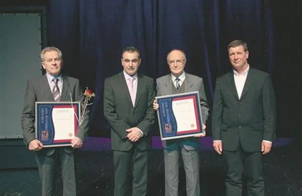 Predsednik OOZS Milan Škapin  in predsednik komisije za podelitev priznanj Radovan Gregorčič (drugi in četrti z leve)  z obrtnikoma s 40-letnim stažem - Francem Mršnikom in Vitomirom Počkajem (prvi in tretji z leve) 