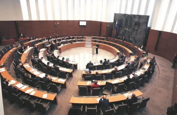 Poslanke in poslanci so z 49 glasovi za in 35 glasovi proti sprejeli pokojninsko reformo