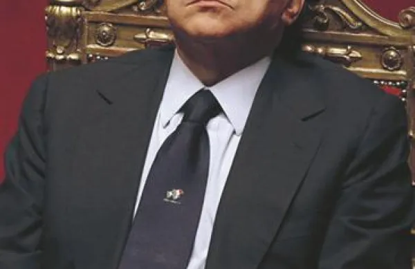 Ena izmed Wikileaksovih depeš razkriva,  da naj bi si Berlusconi prizadeval za nadzor nad italijanskimi mediji