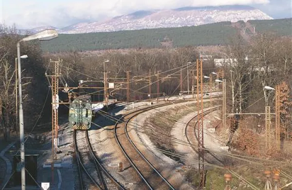 Cestni nadvoz pri Lokvi, s katerega smo včeraj fotografirali železniško progo Koper-Divača, bodo 2. in 3. januarja rušili, proga bo zaprta, ceste pa seveda tudi ne bo več.  