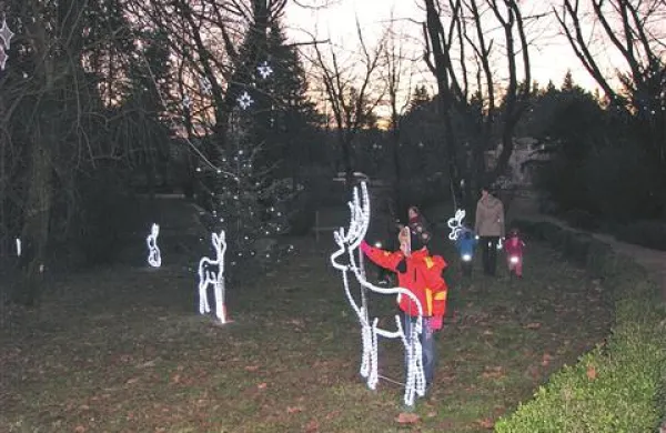 Na jasi obiskovalce pričakajo  “lučkasti” zajčki, veverice, srnice, jeleni, snežaki in božiček na saneh.