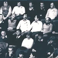 Fotografija iz novembra 1986 je bila posneta na koncertu v Cankarjevem domu, na njej pa so predhodniki skupine Hrušiški fanti, med katerimi danes s skupino prepeva še  pet   tedanjih članov