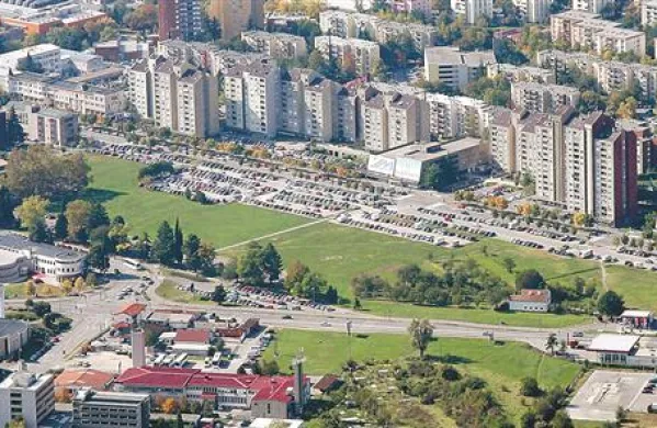Tudi občina ima v središču Nove Gorice veliko območje nepozidanih stavbnih zemljišč, rezerviranih za urbani in javni program, vendar davka sama sebi ne plačuje