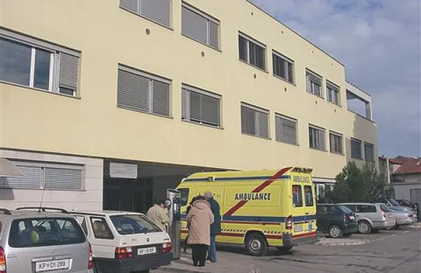 Pod okriljem Zdravstvenega doma Izola (na fotografiji) deluje tudi Reševalna služba slovenske Istre, ki ima   sedež v industrijski coni. 