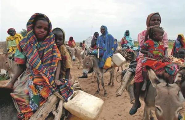 Razseljene sudanske ženske v iskanju vode  