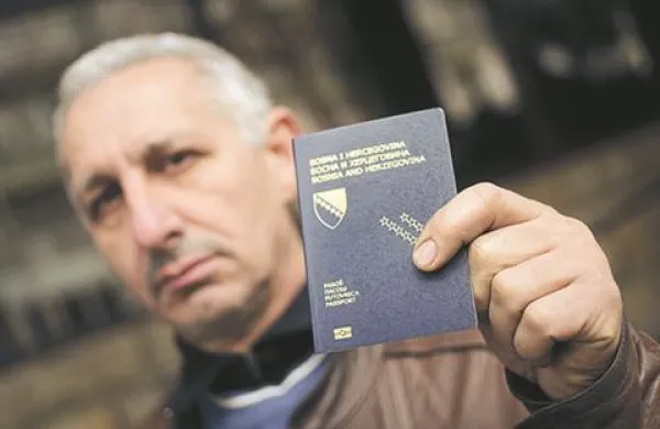 Državljani Bosne lahko v EU brez vizuma vstopijo le z biometričnim potnim listom.
