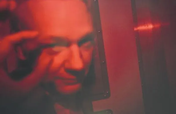 Assange bo moral v priporu preživeti še vsaj eno noč.