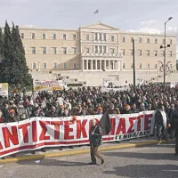 Včeraj so v Atenah bili številni protesti, na katerih se je zbralo več tisoč protestnikov.