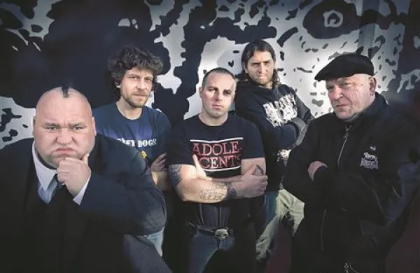 Scuffy dogs bodo v petek darovali Predbožično punk mašo.