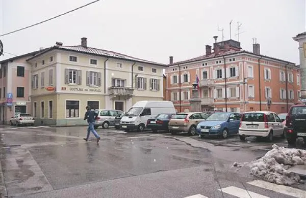 Nekoč živo  staro mestno jedro je že dolga leta samo še parkirišče. 