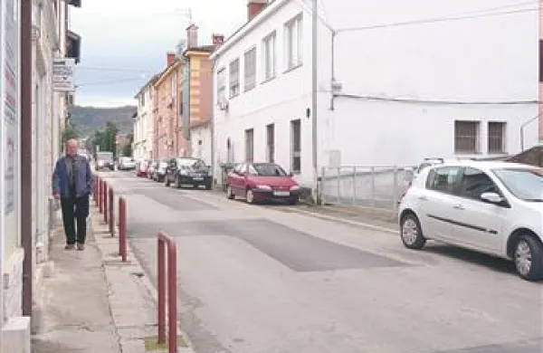 Cesta v Bazoviški ulici. V bližini je Trg Republike, v katerega obnovo je občina leta 2008 vložila 1,2 milijona evrov.   