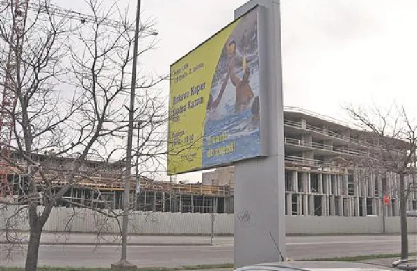 Na tekmo leta koprskih vaterpolistov vabijo veliki plakati, tudi ta v neposredni bližini gradbišča olimpijskega bazena. Odprli naj bi ga na občinski praznik, 15. maja prihodnjega leta, postal bo dom tudi za vaterpoliste.