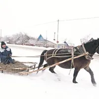 30 kilometrov od glavnega mesta Belorusije se prebivalci v zimskem času še vozijo s sanmi, ki jih vlečejo konji
