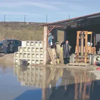 Delavnica betonskih izdelkov in domovanje Atlijevih na Srminu sta popolnoma uničena