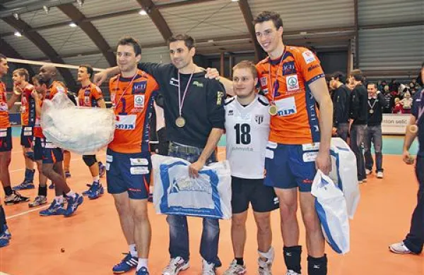 Med štirimi dobitniki posamičnih nagrad za najboljše  sta bila lani dva člana pokalnega zmagovalca  ACH Volleya, levo je letošnji kapetan Andrej Flajs 
