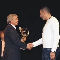 Kapetan najboljše ekipe na Primorskem (nogometaši Luke Koper) Ermin Hasić (desno) prejema pokal iz rok pomočnika odgovornega urednika Primorskih novic Davorina Korona
